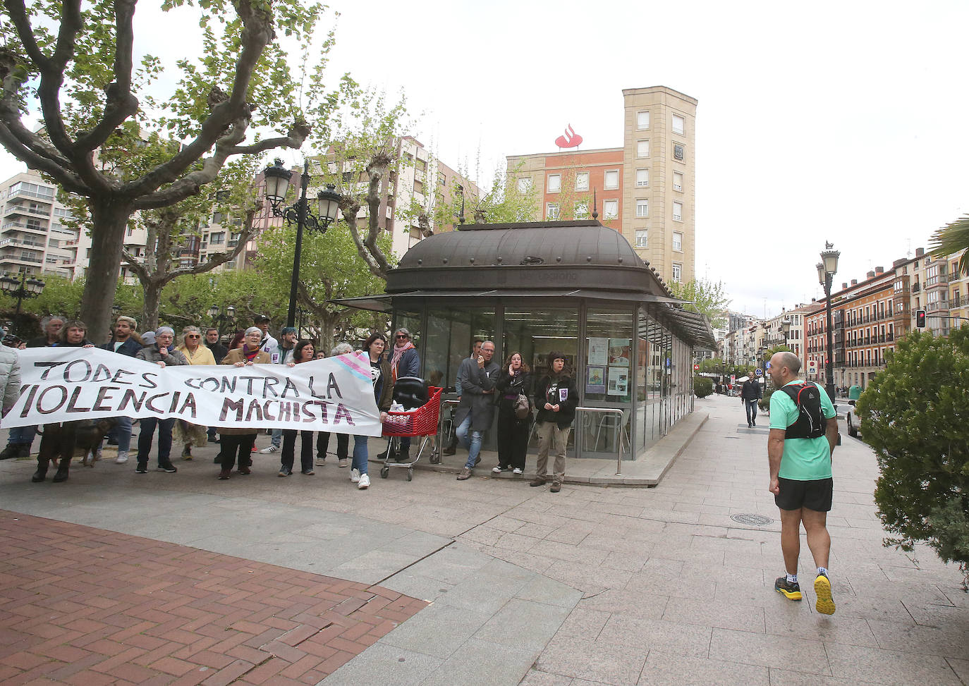 Decenas de personas se concentran para pedir medidas urgentes contra laviolencia machista