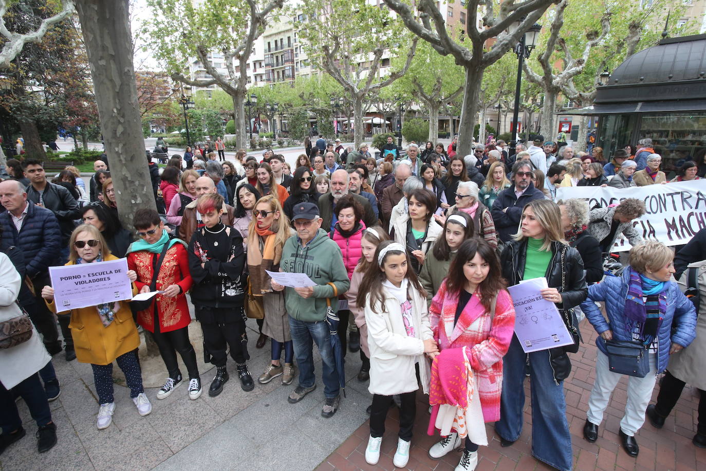 Decenas de personas se concentran para pedir medidas urgentes contra laviolencia machista