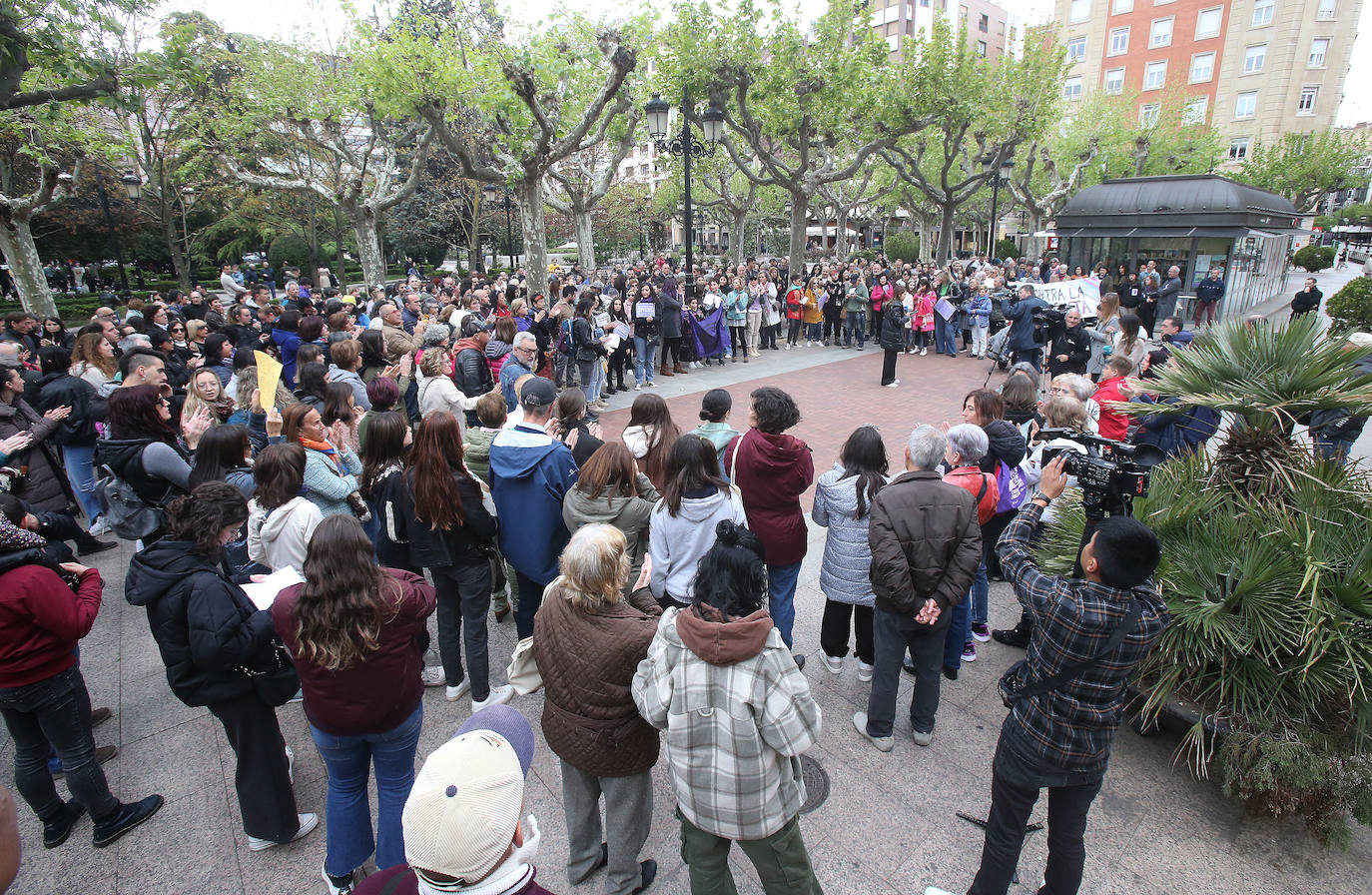 Decenas de personas se concentran para pedir medidas urgentes contra laviolencia machista