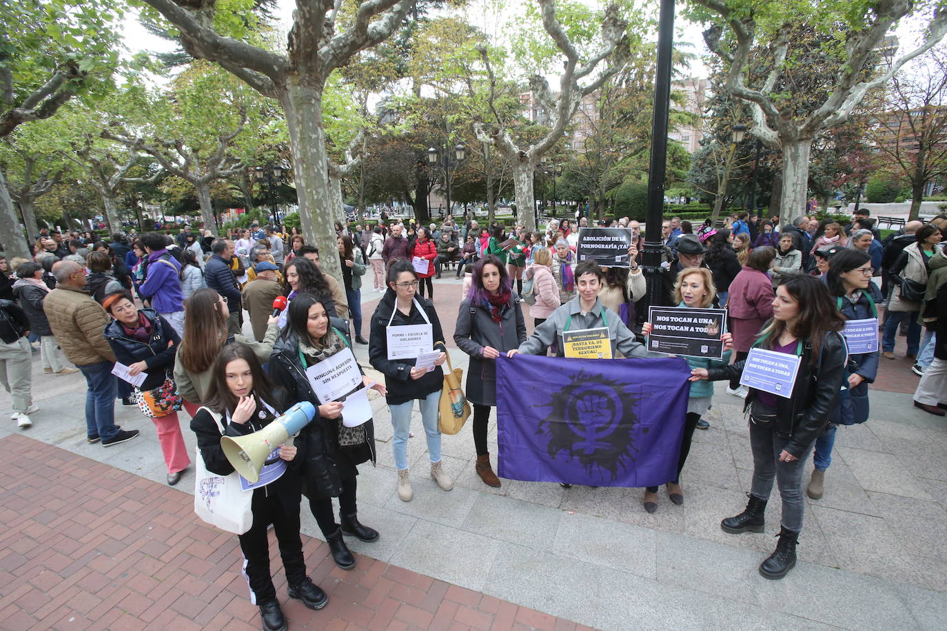 Decenas de personas se concentran para pedir medidas urgentes contra laviolencia machista