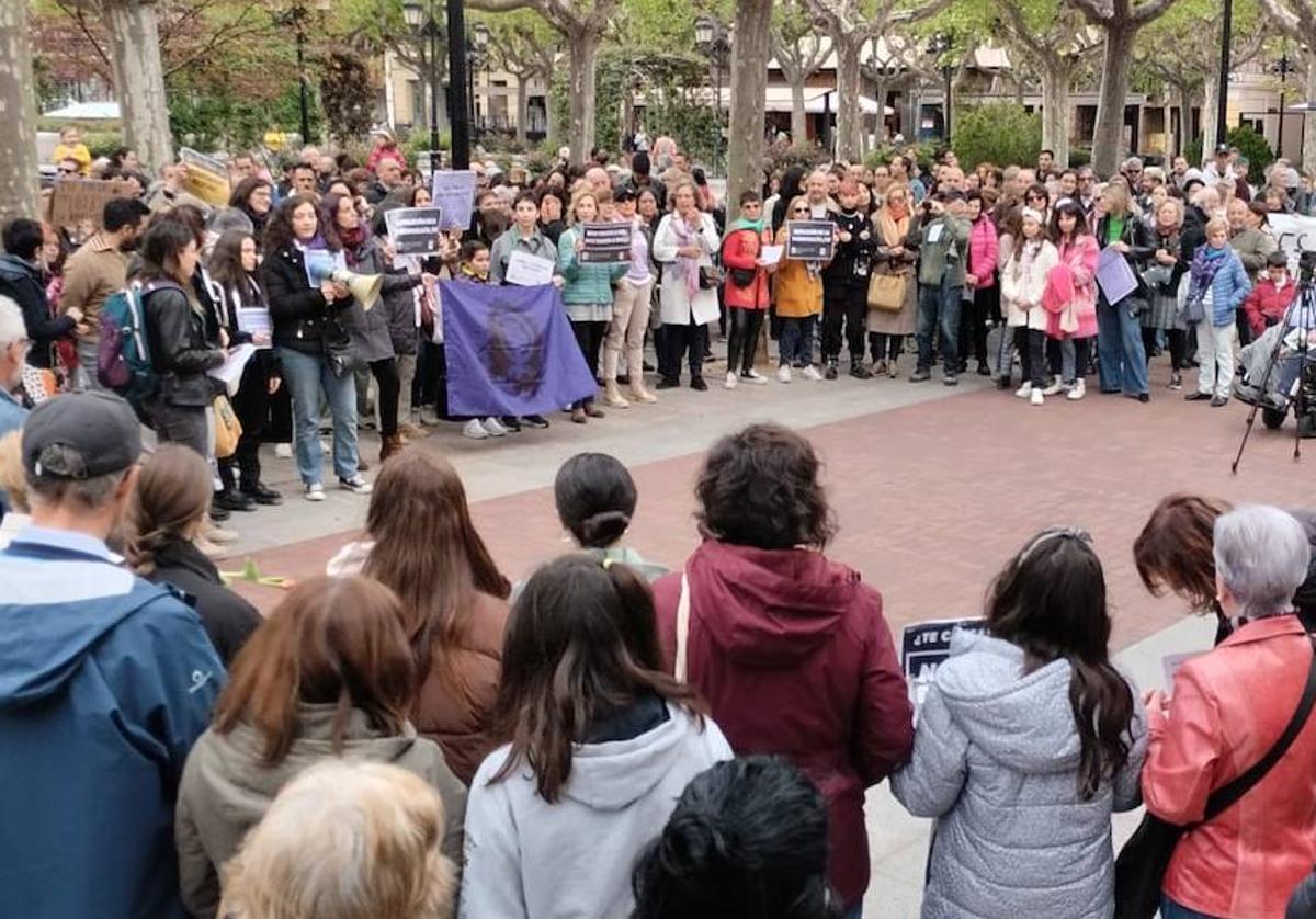 Concentración en el Espolón para pedir medidas urgentes contra la violencia machista.