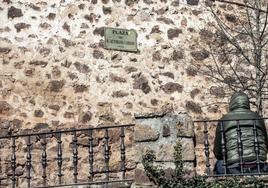 Plaza dedicada a Victoriano Labiano junto a la Iglesia Nuestra Señora de las Eras de El Rasillo de Cameros.