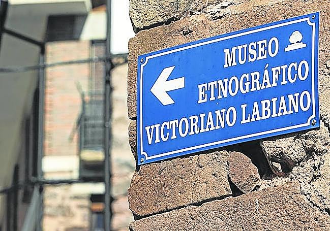 Indicación para acudir al museo etnográfico.