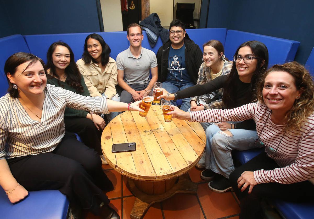 Laura, Sandy, Czarina, Stefan, Christian, Leigh, Daniela y Noemí, de izquierda a derecha en una quedada de intercambio de idiomas en Logroño.