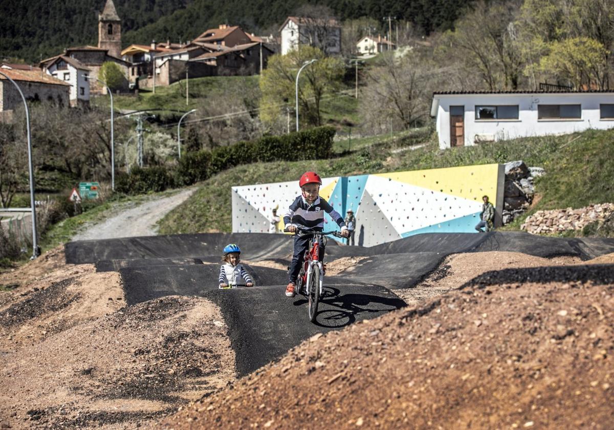 Dos niños juegan en el 'pumptrack' de El Rasillo en la mañana del día de la inauguración.