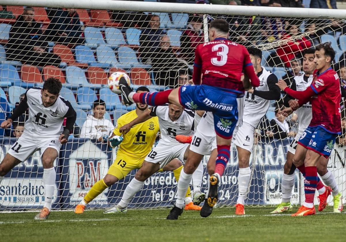 Adrián intenta rematar en el partido contra el Eldense.