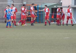 Los jugadores del Varea celebran un gol.