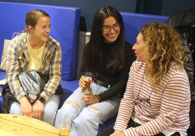 Leigh, Daniela y Noemí en una quedada de intercambio de idiomas en Logroño.