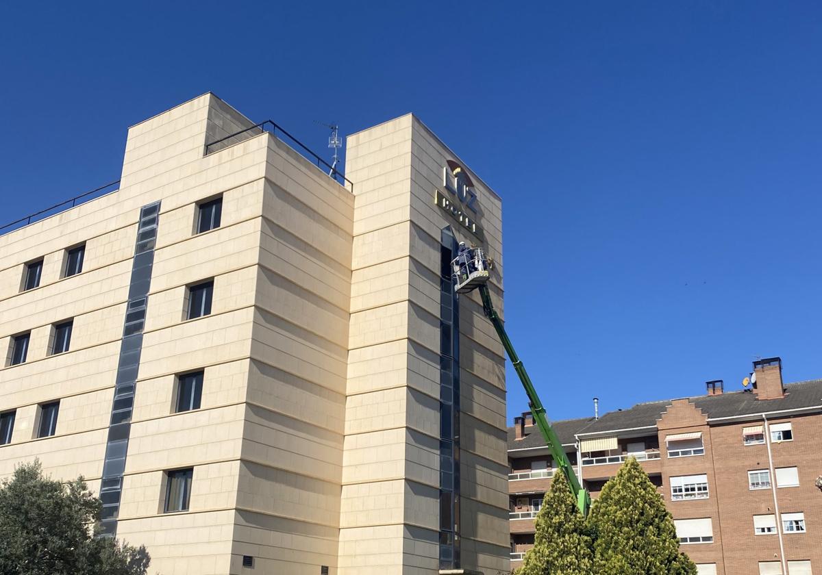 Ayer continuaban los trabajos de limpieza en la fachada del Hotel Luz, en la calle Camilo José Cela.