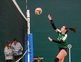 Una jugadora remata durante un partido liguero.