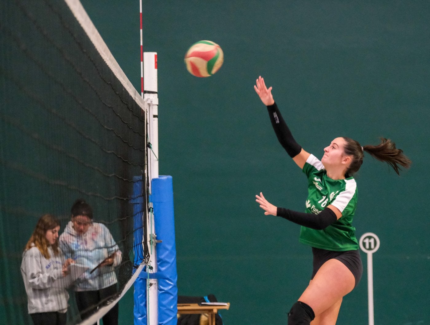 Una jugadora remata durante un partido liguero.