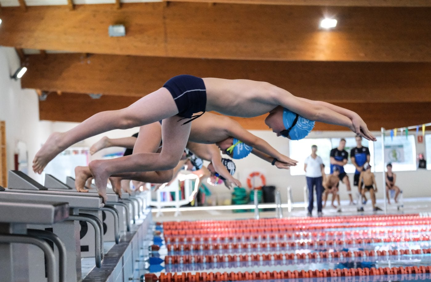Salida de una prueba masculina de natación.
