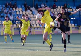 Fleitas, de amarillo y en una imagen de archivo, pugna con un rival por el balón.