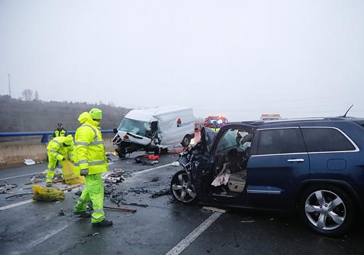Accidente de tráfico por colisión frontal de dos vehículos en la N-111 en enero de 2023 en el que fallecieron dos hombres.