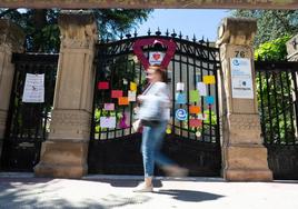 Protestas simbólica a las puertas de Escolapias en 2020.