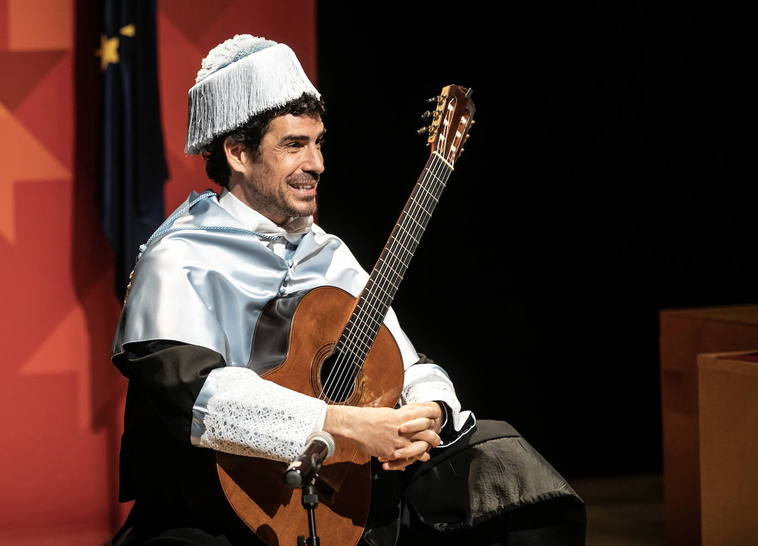 Vídeo: la emocionante actuación del 'honoris causa' Pablo Sáinz-Villegas