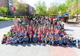 Alumnos y profesores del colegio de Cascajos posan en una de las cuatro ubicaciones de la actividad, el parque Rosalía de Castro.