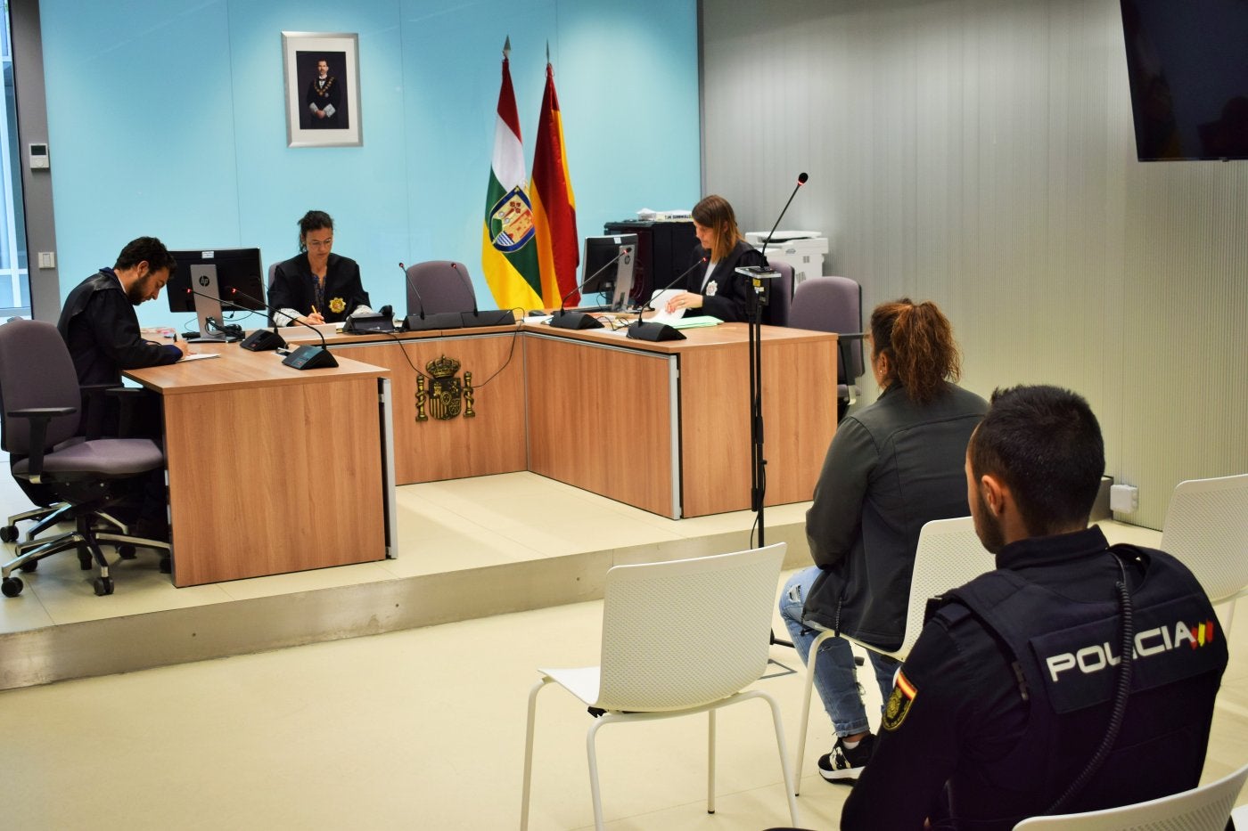 La mujer acusada, ayer en el Juzgado de lo Penal 2 de Logroño, escoltada por la Policía.