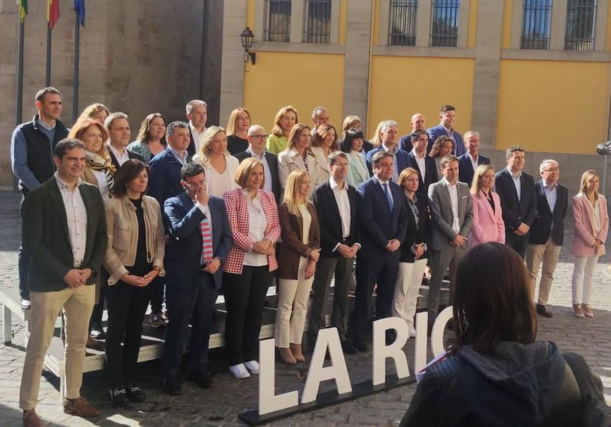 Capellán, al frente de su candidatura, este viernes en el Parlamento.