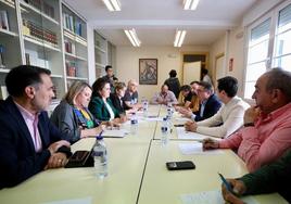 Reunión de la secretaria general del PSOE riojano, Concha Andreu, con los representantes de UPA Rioja.