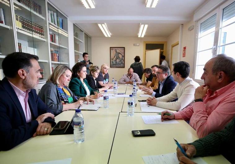 Reunión de la secretaria general del PSOE riojano, Concha Andreu, con los representantes de UPA Rioja.