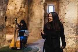 La actriz Carmen del Valle durante su interpretación en el Monasterio de Suso.