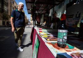 Puesto de calle de una librería logroñesa, durante este fin de semana, con la campaña 'Un libro y un Rioja: el placer de la cultura'.