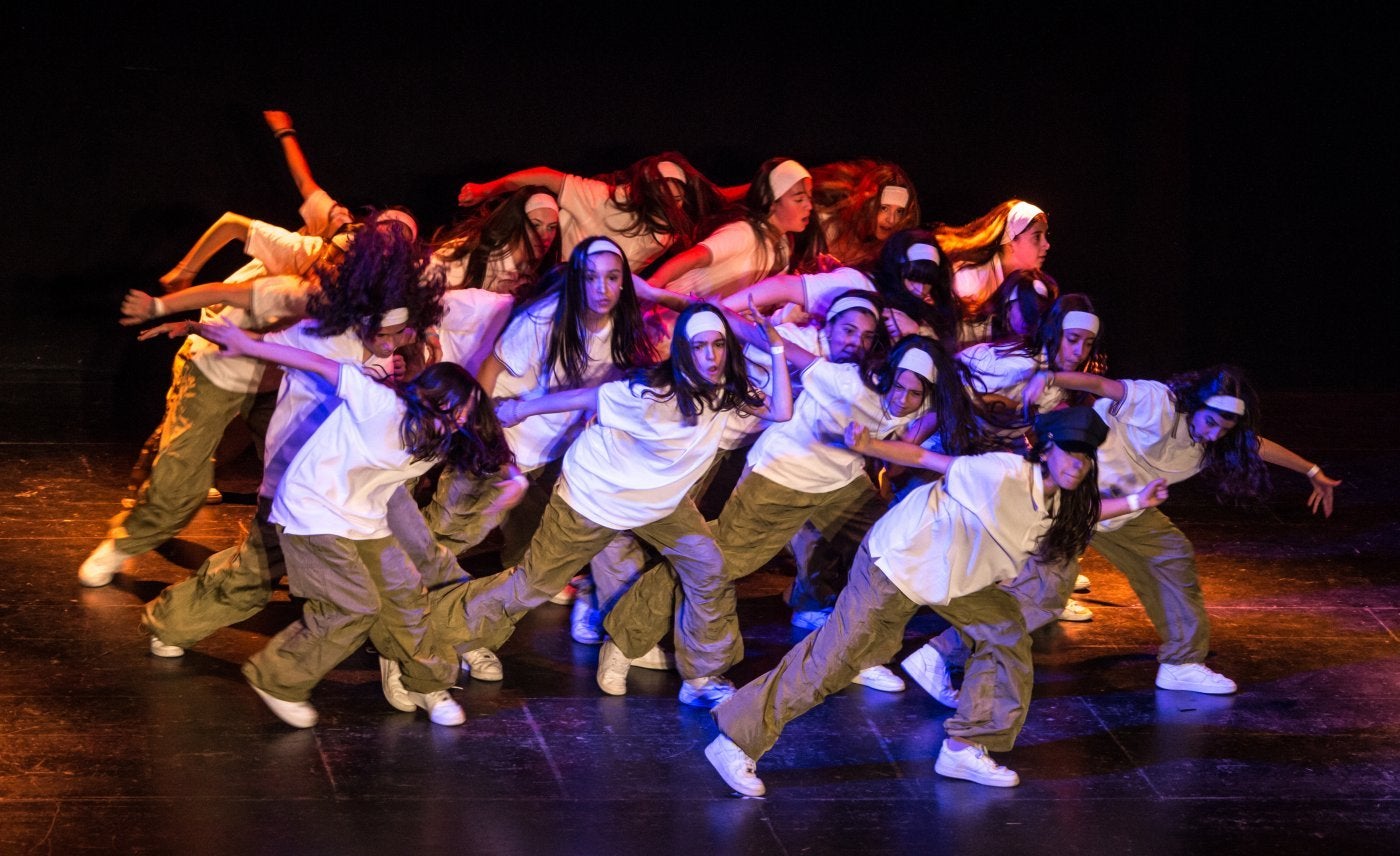 Uno de los grupos participantes en la categoría de danza urbana Junior, ayer en el Avenida.