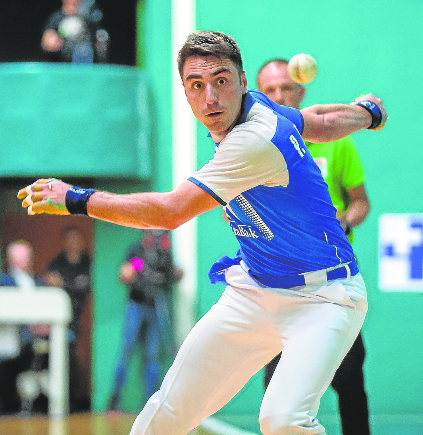 Peio Etxeberria, vencedor ante Jaka, se dispone a golpear la pelota.