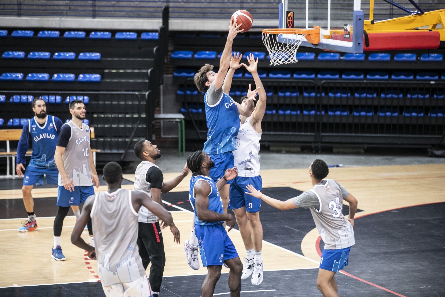 Javi Nicolau juega por encima del aro en un entrenamiento del Rioverde Clavijo.