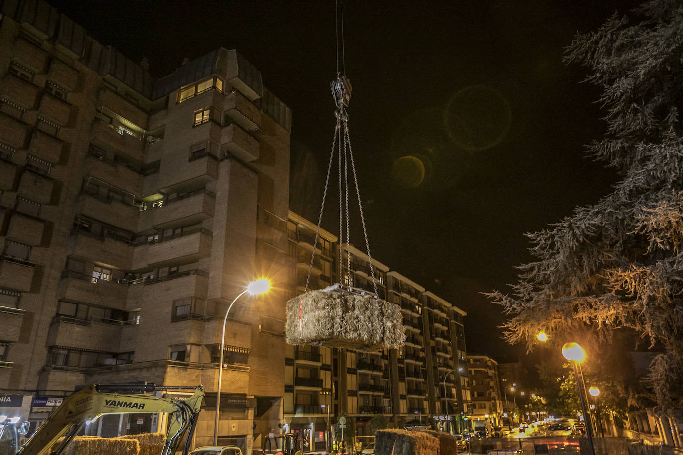 Los trabajos nocturnos de la grúa de Vara de Rey