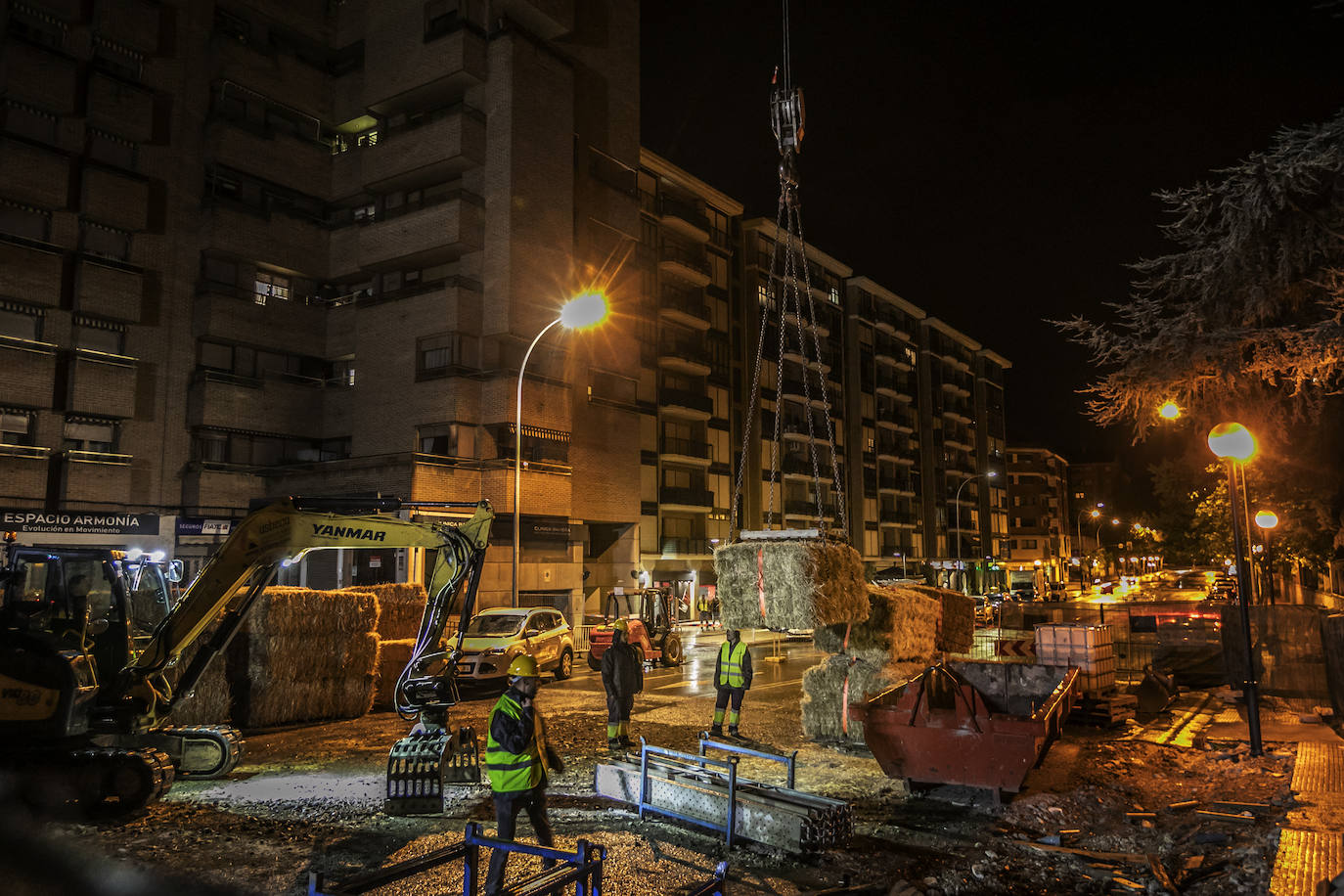 Los trabajos nocturnos de la grúa de Vara de Rey