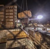 Así trabaja la grúa del puente de Vara de Rey por la noche