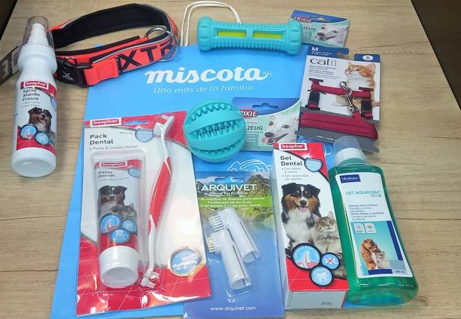 Productos especiales para limpiar los dientes de perros y gatos.