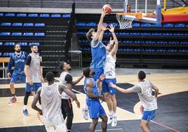 Javi Nicolau juega por encima del aro en un entrenamiento del Rioverde Clavijo.