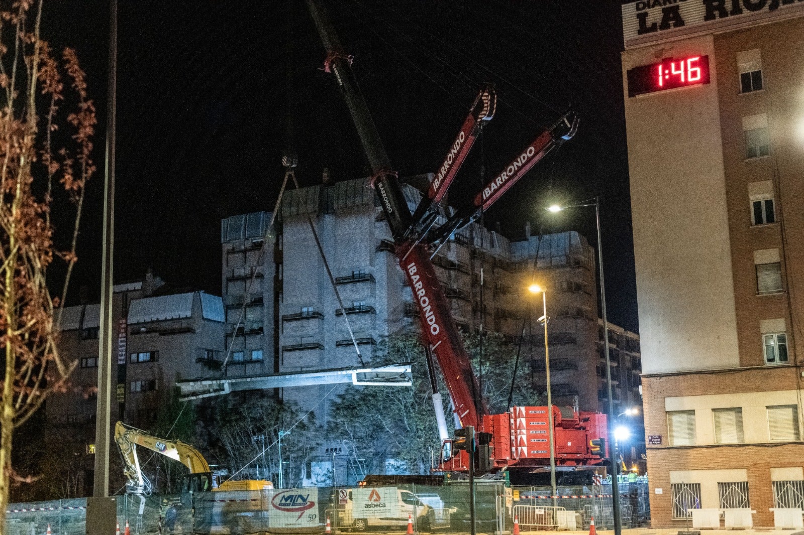 El desmontaje del puente de Vara de Rey, de día y de noche