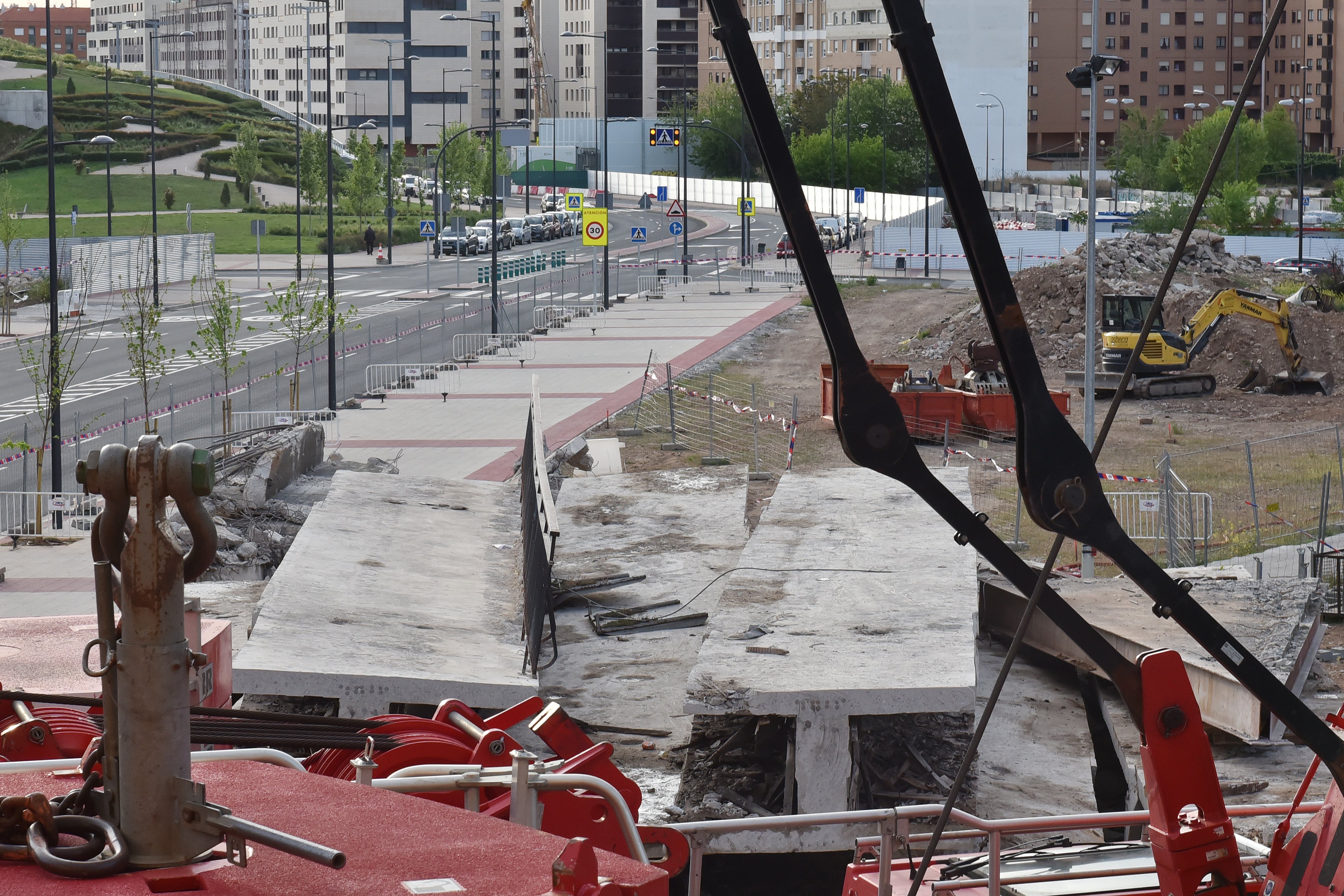 El desmontaje del puente de Vara de Rey, de día y de noche