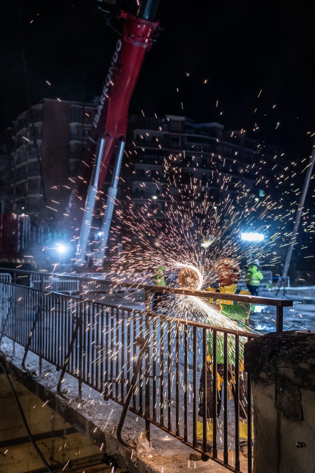 El desmontaje del puente de Vara de Rey, de día y de noche