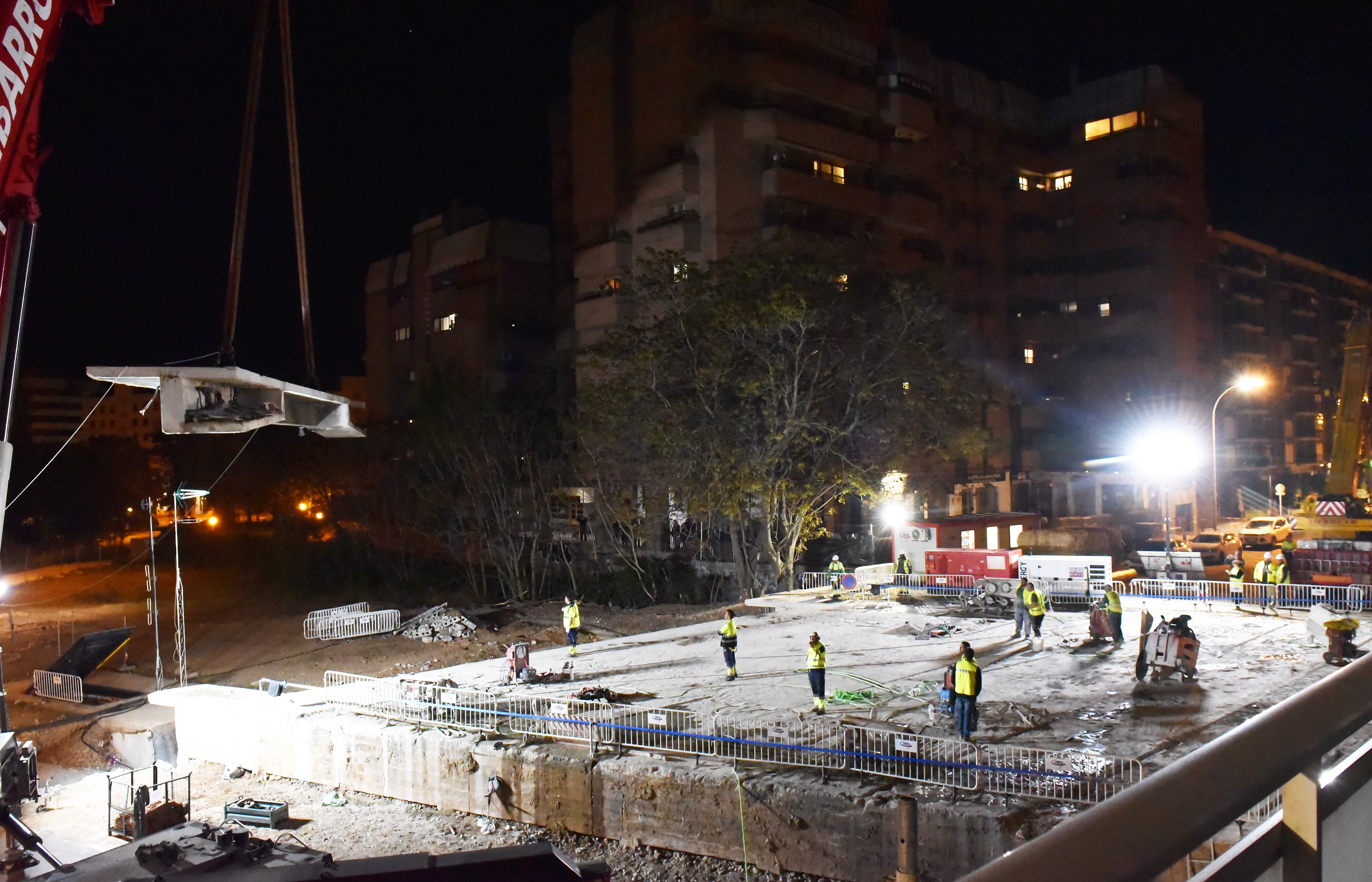 El desmontaje del puente de Vara de Rey, de día y de noche