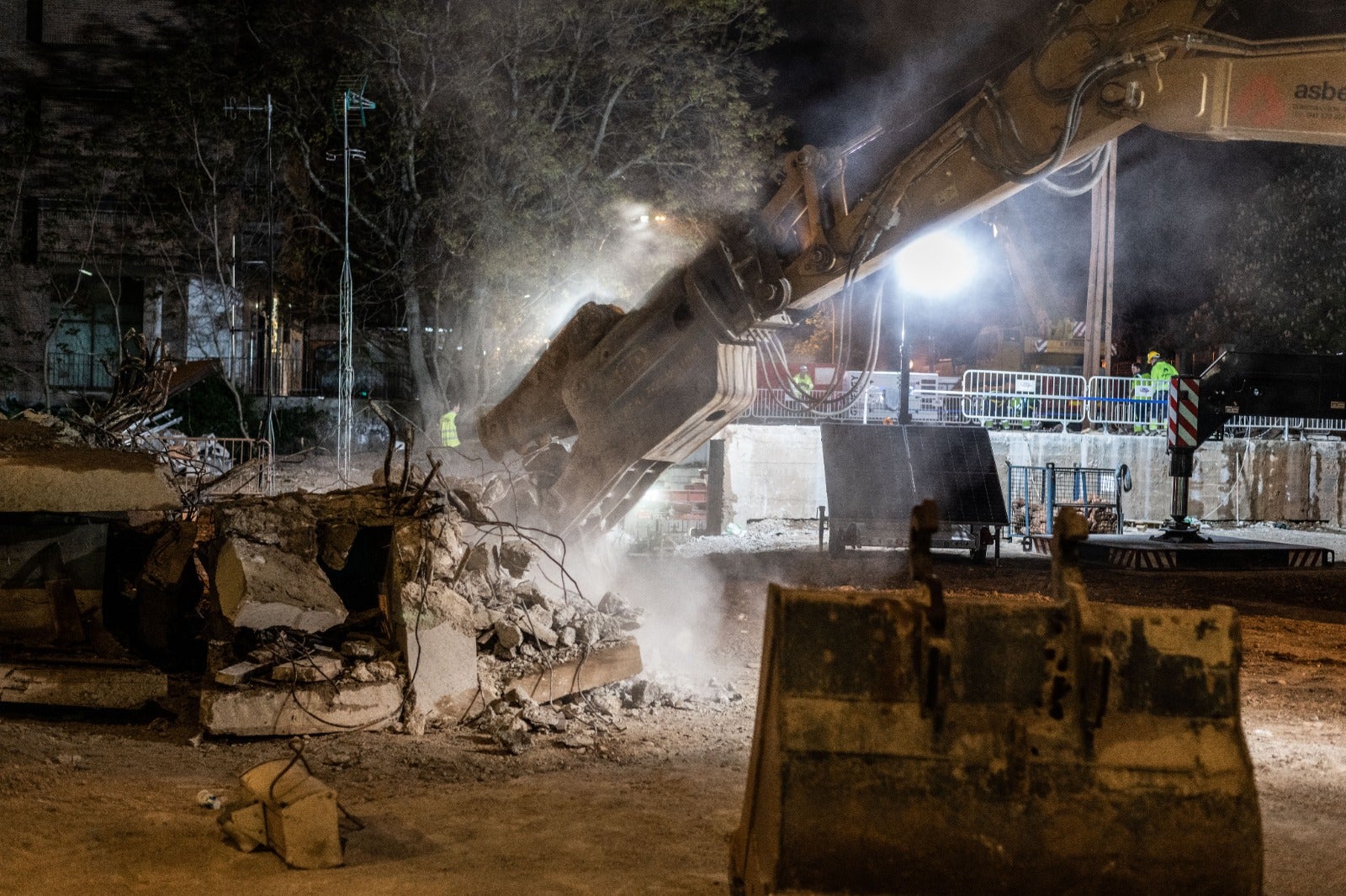 El desmontaje del puente de Vara de Rey, de día y de noche