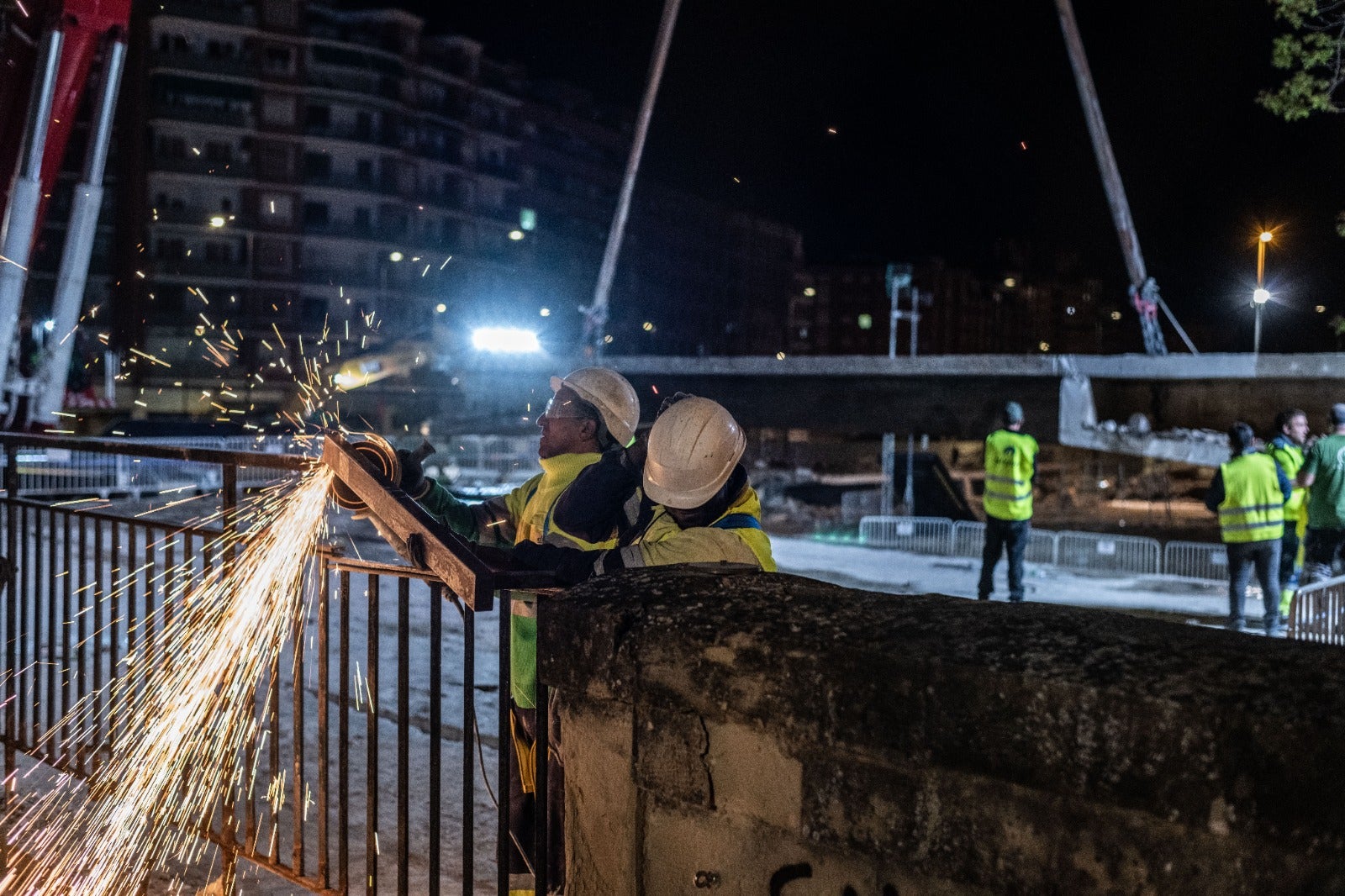 El desmontaje del puente de Vara de Rey, de día y de noche