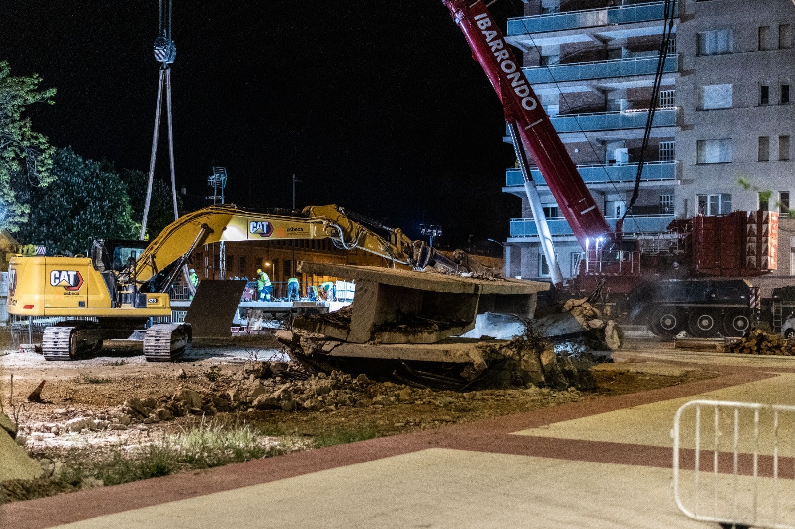 El desmontaje del puente de Vara de Rey, de día y de noche