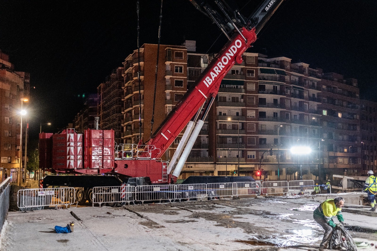 El desmontaje del puente de Vara de Rey, de día y de noche