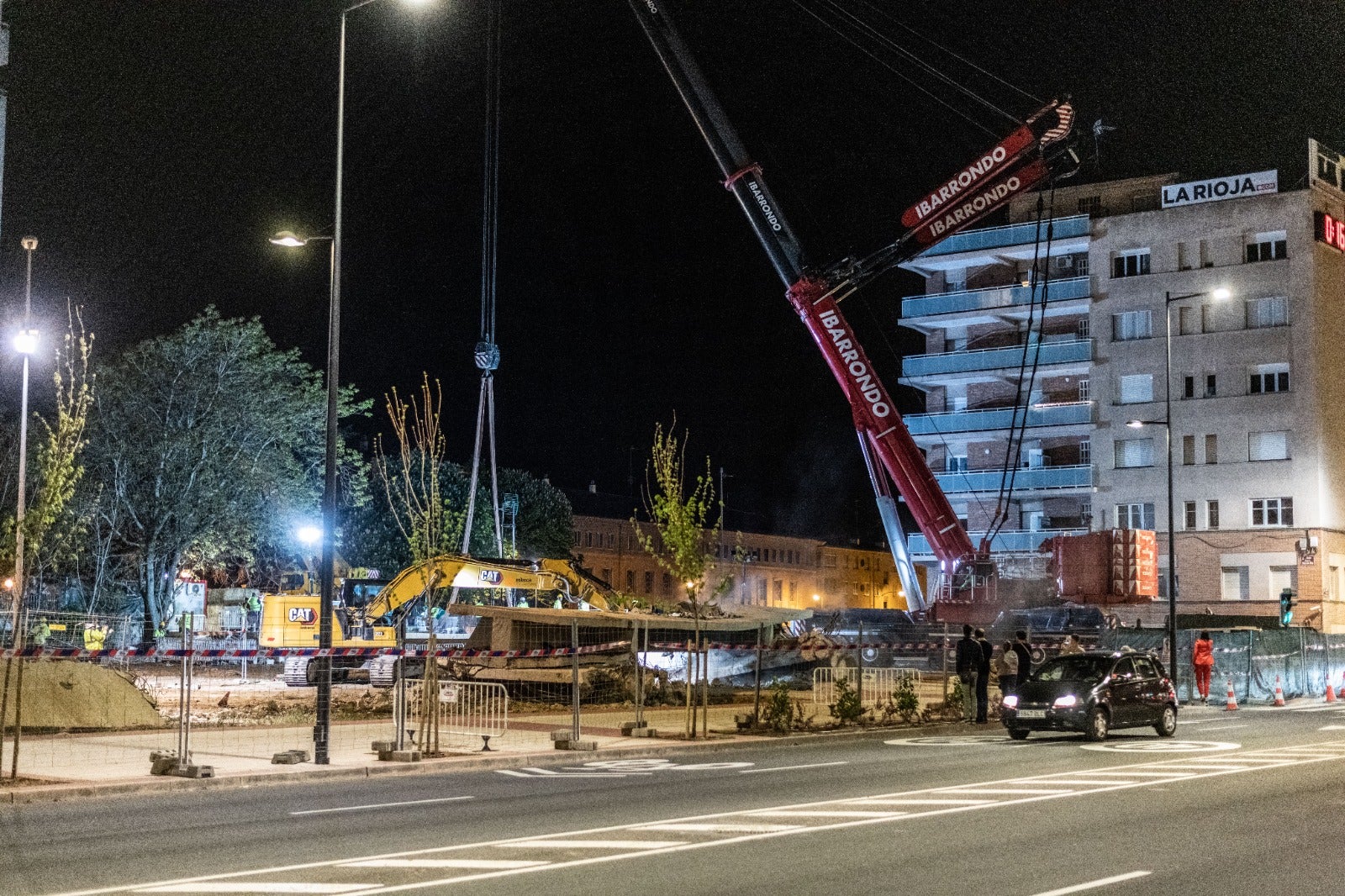 El desmontaje del puente de Vara de Rey, de día y de noche