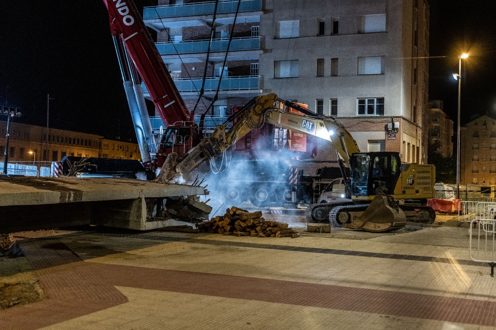 El desmontaje del puente de Vara de Rey, de día y de noche