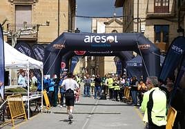 La llegada estuvo ubicada en la plaza mayor de San Vicente y congregó a centenares de aficionados.
