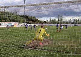 Albín engañó a Elías en el lanzamiento del penalti que puso el 2-0.