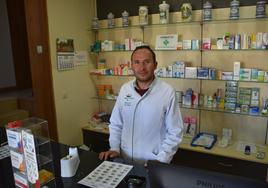 Juan Pablo Cardona Montoya en la farmacia de Aguilar del Río Alhama, en la Plaza de España, que regenta desde el 4 de abril.