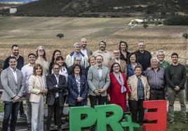 Los integrantes de la candidatura de PR+España Vaciada, en en el barrio de El Cortijo.