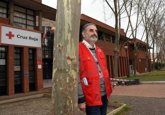 Jaime Caballero, frente a la sede de Cruz Roja.